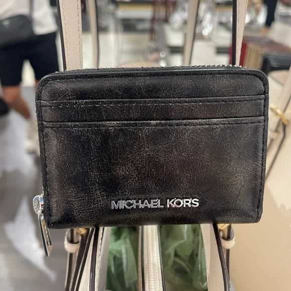 MICHAEL KORS Jet Set Medium Distressed Zip Around Card Case
Black 
NWT - Picture 6 of 16